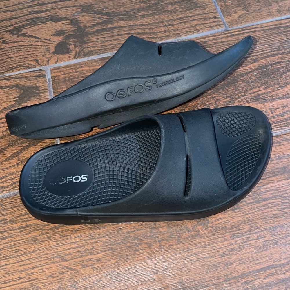 OOFOS woman’s slides